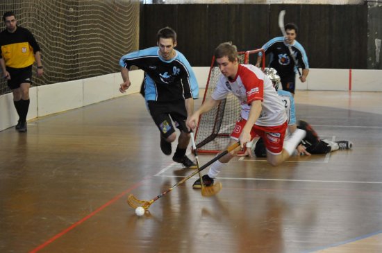 Florbalový celek mužů FBC Vikings Kopřivnice v nedělním druholigovém utkání s Prostějovem vedl už 6:2, nakonec ale prohrál po trestném střílení 7:8.
FOTO: JANA FEILHAUEROVÁ