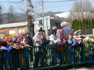 Děti ze Základní a Mateřské školy Ženklava vynášely moreny a písničkami a říkadly vítaly za doprovodu řehtaček nastupující jaro.
FOTO: ILONA MAZALOVÁ