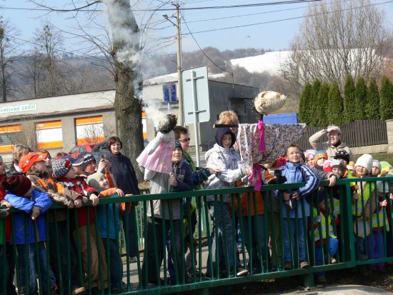 Děti ze Základní a Mateřské školy Ženklava vynášely moreny a písničkami a říkadly vítaly za doprovodu řehtaček nastupující jaro.
FOTO: ILONA MAZALOVÁ