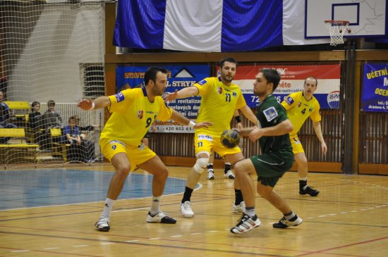 Házenkáři Kopřivnice urvali doma vítězství nad Frýdkem-Místkem a posunuli se na jedenácté místo, boj o udržení extraligy pro ně ale tímto zápasem teprve začal.
FOTO: JANA FEILHAUEROVÁ