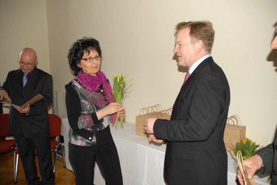 Paní Marie Nováková, vyučující na prvním stupni ZŠ Alšova, byla jednou z dvou desítek pedagogických pracovníků oceněných vedením města u příležitosti Dne učitelů. 
FOTO: DAVID MACHÁČEK