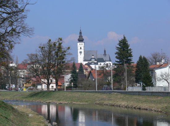Čtyřiapadesátimetrová věž příborského kostela se minulou sobotu ponořila v rámci akce Hodina Země na šedesát minut do tmy.
FOTO: ILONA MAZALOVÁ