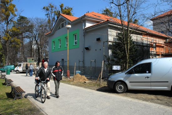 Přístavba kopřivnické polikliniky je téměř dokončena. Zkušební provoz její stravovací části začal již tento týden. Zbytek se rozjede zhruba do čtrnácti dnů.
FOTO: DAVID MACHÁČEK