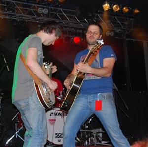 Ondřej Ládek alias Xindl X si koncertování před kopřivnickým publikem evidentně užíval. 
FOTO: DANA HOĎÁKOVÁ