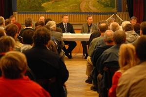 Všechny tři veřejné schůze v místních částech provázely nebývalý zájem občanů. Nejdiskutovanějším tématem byly ve Vlčovicích, Mniší i Lubině (na snímku) otázky okolo výběru stočného.
FOTO: DAVID MACHÁČEK