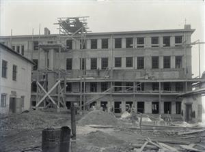Snímek z roku 1911 zachycující stavbu budovy dnešní Základní školy sv. Zdislavy na ulici Štefánikově. 
FOTO: ARCHIV TATRA