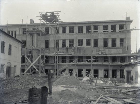 Snímek z roku 1911 zachycující stavbu budovy dnešní Základní školy sv. Zdislavy na ulici Štefánikově. 
FOTO: ARCHIV TATRA