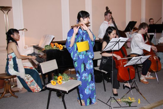 V aule Masarykova gymnázia v Příboře se uskutečnil koncert v rámci projektu Jablúčko a sakura III. S japonskými umělkyněmi vystoupila cimbálová muzika Pramínky pod vedením Vladana Jílka.
FOTO: ILONA MAZALOVÁ