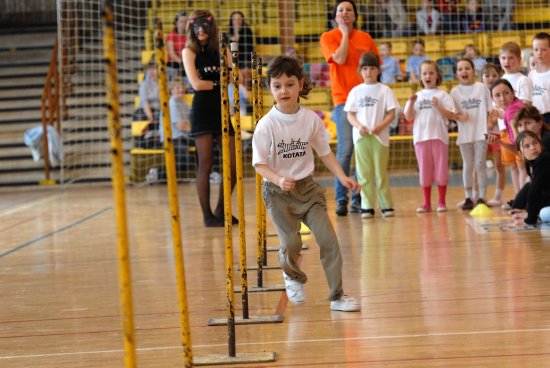 Děti z mateřských škol se minulý týden bavily atletickým minivícebojem, mezi jehož disciplíny patřil i slalom.
FOTO: DAVID MACHÁČEK