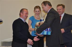 Luděk Židek a Veronika Čevelová v úterý přebrali z rukou místostarosty Miroslava Kopečného ocenění za postup kopřivnického badmintonového B týmu dospělých do I. ligy.   
FOTO: JANA FEILHAUEROVÁ