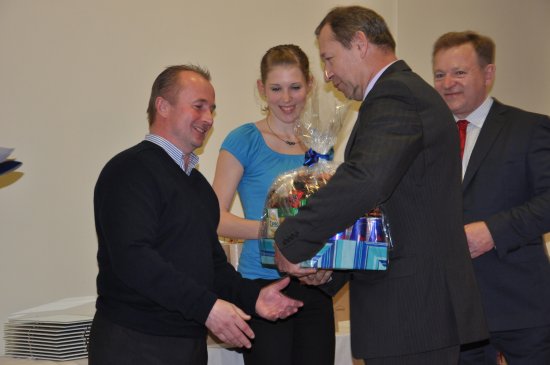 Luděk Židek a Veronika Čevelová v úterý přebrali z rukou místostarosty Miroslava Kopečného ocenění za postup kopřivnického badmintonového B týmu dospělých do I. ligy.   
FOTO: JANA FEILHAUEROVÁ