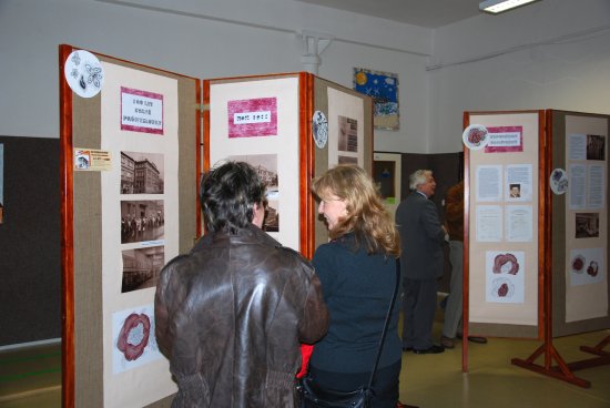 Zavzpomínat na dobu, kterou strávili během studia v budově dnešní ZŠ sv. Zdislavy, přišlo minulou sobotu několik stovek lidí.
FOTO: DANA HOĎÁKOVÁ