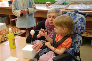 Různé velikonoční ozdoby si mohl zhotovit každý, kdo v pondělí navštívil Dětské centrum, kde byl v dílnách připraven materiál pro jejich výrobu.
FOTO: D. HOĎÁKOVÁ