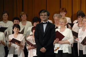 Sbormistr Michal Holub řídil zdejší smíšený pěvecký sbor a orchestr složený ze členů jistebnického Dechového orchestru mladých při provedení skladby Missa Lyrica. 
FOTO: DAVID MACHÁČEK