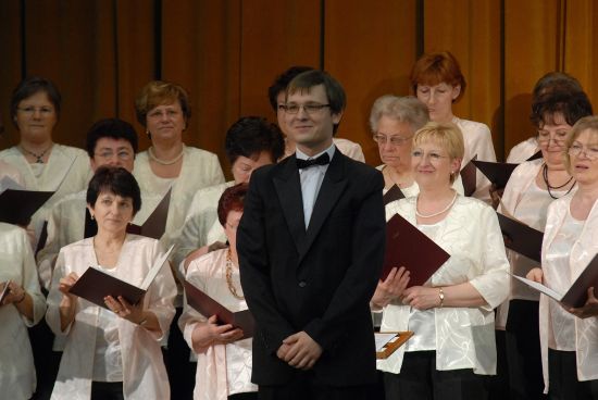 Sbormistr Michal Holub řídil zdejší smíšený pěvecký sbor a orchestr složený ze členů jistebnického Dechového orchestru mladých při provedení skladby Missa Lyrica. 
FOTO: DAVID MACHÁČEK