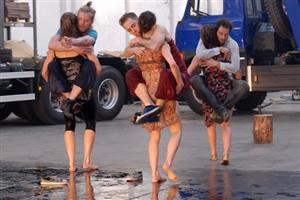 Divadlo Skutr a jejich představení Malá smrt patřilo jistě k tomu nejzajímavějšímu, co nabídl pětadvacátý ročník festivalu Kopřiva. Představení se uskutečnilo v jedné z hal automobilky Tatra.
FOTO: DAVID MACHÁČEK