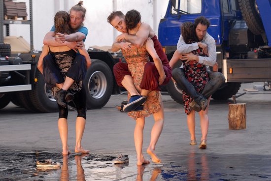 Divadlo Skutr a jejich představení Malá smrt patřilo jistě k tomu nejzajímavějšímu, co nabídl pětadvacátý ročník festivalu Kopřiva. Představení se uskutečnilo v jedné z hal automobilky Tatra.
FOTO: DAVID MACHÁČEK