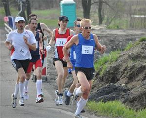 V úvodu Veřovské desítky táhl vedoucí skupinku Petr Vabroušek (72), reprezentant v triatlonu. Vidět v ní bylo i vítězného Wróbela (č. 16) a druhého Ambrose (č. 31).
FOTO: JANA FEILHAUEROVÁ