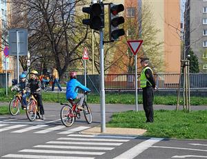 Průkazy cyklisty dostali žáci čtvrtých tříd základních škol, kteří úspěšně složili nejen zkoušky z teorie, ale zvládli i jízdu na kole dle předpisů.
FOTO: DANA HOĎÁKOVÁ