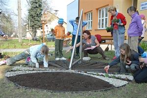 Nové sluneční hodiny před budovou ZŠ Lubina jsou společným dílem tamních žáků, jejich rodičů i učitelů. Realizace se tak dočkal tři roky starý plán na jejich vybudování.
FOTO: DAVID MACHÁČEK