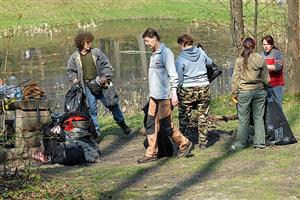 Klienti Denního centra Racek v rámci oslav Dne Země vyrazili uklízet odpadky do lesů nad městem. V úklidu mají v plánu pokračovat i tento týden.
FOTO: DAVID MACHÁČEK