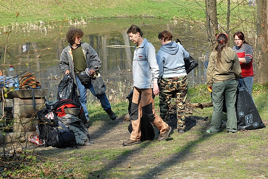 Klienti Denního centra Racek v rámci oslav Dne Země vyrazili uklízet odpadky do lesů nad městem. V úklidu mají v plánu pokračovat i tento týden.
FOTO: DAVID MACHÁČEK