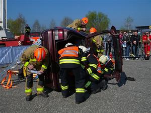 Kopřivnická jednotka sboru dobrovolných hasičů pod dohledem odborných rozhodčích provádí vyproštění osob z automobilu havarovaného na bok. 
FOTO: JSDH KOPŘIVNICE