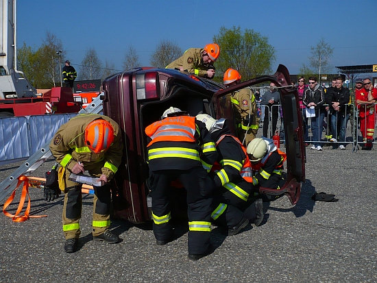 Kopřivnická jednotka sboru dobrovolných hasičů pod dohledem odborných rozhodčích provádí vyproštění osob z automobilu havarovaného na bok. 
FOTO: JSDH KOPŘIVNICE