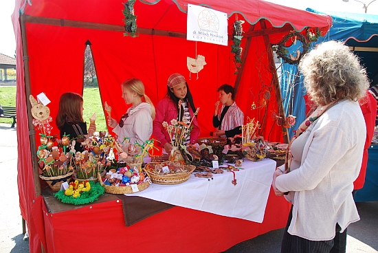 Minulý týden se v centru města uskutečnil Velikonoční jarmark, na kterém prodávali své výrobky žáci ze Základní školy dr. Milady Horákové a Dětského centra.
FOTO: DANA HOĎÁKOVÁ