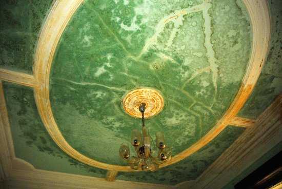 Strop v jednom z reprezentativních sálů objektu bývalého Závodního klubu je značně poničený vlhkostí. Problémy s hydroizolací jsou i v suterénu budovy. 
FOTO: DAVID MACHÁČEK