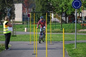 Žáci kopřivnických škol si na dopravním hřišti v rámci celoměstské soutěže porovnávali své teoretické a praktické zkušenosti ze znalosti dopravních předpisů. 
FOTO: DANA HOĎÁKOVÁ