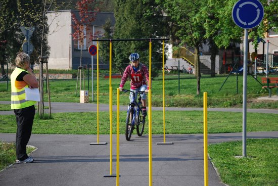 Žáci kopřivnických škol si na dopravním hřišti v rámci celoměstské soutěže porovnávali své teoretické a praktické zkušenosti ze znalosti dopravních předpisů. 
FOTO: DANA HOĎÁKOVÁ