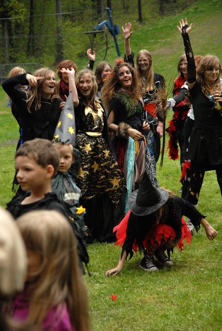 Víkendovým akcím, jako bylo pálení čarodějnic na Červeném kameni nebo prvomájové odpoledne na házenkářském hřišti, letos počasí nepřálo. Přesto si své návštěvníky našly.   
FOTO: DAVID MACHÁČEK