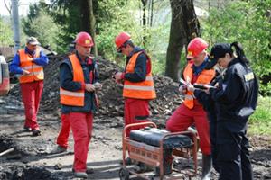 Členové cizinecké policie kontrolovali cizince provádějící výkopové práce, zda mají v pořádku všechny dokumenty potřebné k pobytu a práci na území ČR. 
FOTO: DANA HOĎÁKOVÁ
