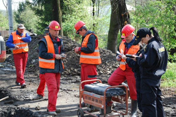 Členové cizinecké policie kontrolovali cizince provádějící výkopové práce, zda mají v pořádku všechny dokumenty potřebné k pobytu a práci na území ČR. 
FOTO: DANA HOĎÁKOVÁ