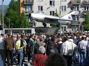Při pátečním odhalování památníku se v Příboře sešla vojenská letecká elita, včetně pamětníků a stovek občanů. Všichni se shodli v názoru na kvalitně a důstojně vyvedený památník.
FOTO: ILONA MAZALOVÁ