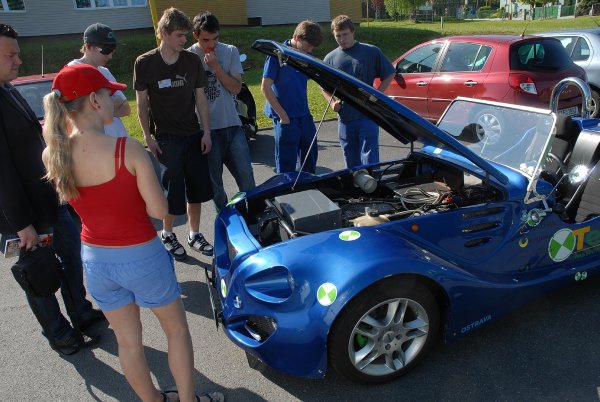 Prototyp elektromobilu vyvinutý v laboratořích Vysoké školy báňské byl na přehlídce řemesel jedním z pádných argumentů pro to, aby si školáci zvolili technickou kariéru.
FOTO: DAVID MACHÁČEK