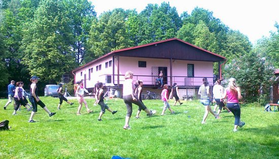 Téměř třicítka dívek si přišla zacvičit dvouhodinovku zumby pod Větřkovickou přehradu, za vybrané peníze budou pořízeny pamlsky pro psy z místního útulku.
FOTO: ARCHIV