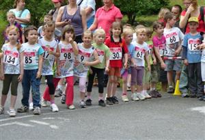 Takto se děvčátka ročník 2004/05 chystala na start Běhu dětí Národním sadem. Vítězkou se podle očekávání stala Nikola Chovanečková z Lašského běžeckého klubu Kopřivnice.
FOTO: R. CHVISTEK