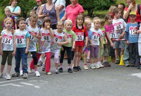 Takto se děvčátka ročník 2004/05 chystala na start Běhu dětí Národním sadem. Vítězkou se podle očekávání stala Nikola Chovanečková z Lašského běžeckého klubu Kopřivnice.
FOTO: R. CHVISTEK