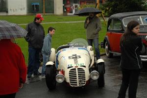 Přes vytrvalý déšť se na veterány v cíli Veteran Rallye Ostrava přišla podívat řada lidí, čekala je ovšem menší kolona vozů, než se původně čekalo.
FOTO: DAVID MACHÁČEK