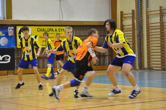 Házenkářský mladší dorost Kopřivnice si s Jičínem poradil i na domácí palubovce, a mohl si tak před domácím publikem vychutnat přebírání bronzových medailí.
FOTO: JANA FEILHAUEROVÁ