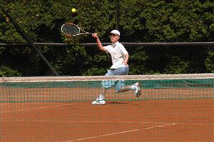 Kopřivnický tenista Jan Štrbavý vybojoval v oblastním přeboru mladších žáků spolu s Danielem Hrbáčem z Havířova zlato ve čtyřhře. 
FOTO: JANA FEILHAUEROVÁ