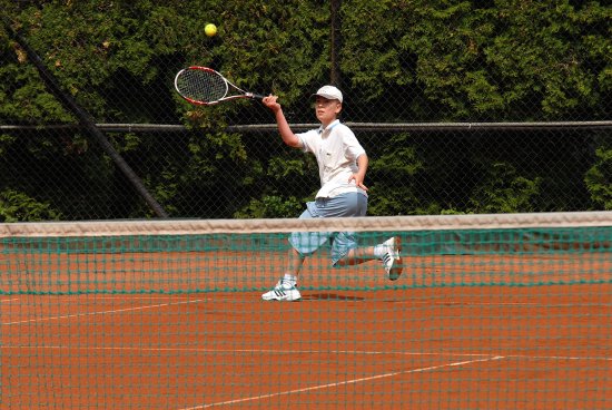 Kopřivnický tenista Jan Štrbavý vybojoval v oblastním přeboru mladších žáků spolu s Danielem Hrbáčem z Havířova zlato ve čtyřhře. 
FOTO: JANA FEILHAUEROVÁ