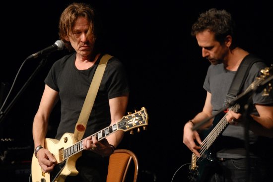 Dominic Miller (vlevo) společně s kolegou Nicolasem Fiszmanem hrají v kopřivnickém kulturním domě. Šlo o jednu ze tří zastávek v ČR.
FOTO: DAVID MACHÁČEK