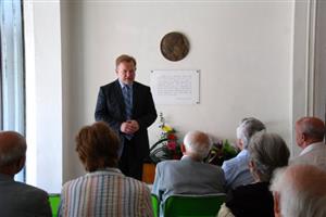 Uctění památky československé političky dr. Milady Horákové letos proběhlo v předstihu. U plakety s její podobiznou se sešlo několik desítek lidí.
FOTO: DANA HOĎÁKOVÁ