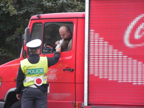 Kontroly na alkohol probíhají téměř každé pondělní ráno. Řidiči jsou však nepoučitelní a za volant často usedají pod vlivem alkoholu, část z nich odhalí policisté při akcích.
FOTO: ARCHIV POLICIE ČR NOVÝ JIČÍN