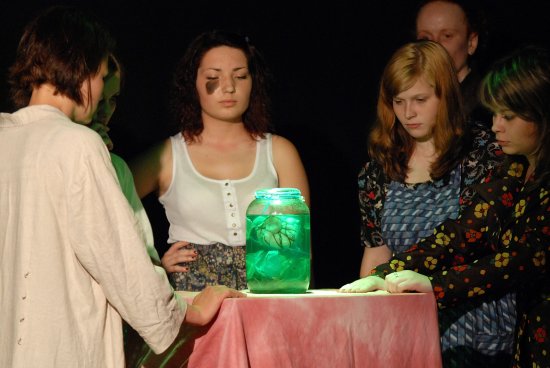 Soubor Stonožka z kopřivnického Údivadla v rámci letošní Bedny uvedl v premiéře svou hororovou hru Skleněná nádoba.
FOTO: DAVID MACHÁČEK