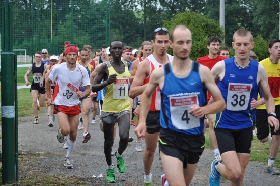 Běh Velkými Albrechticemi měl letos zajímavého favorita. Keňan Sawe Elisha Kiprotich (č. 11) si v něm doběhl nejen pro očekávané vítězství, ale i pro bonus za traťový rekord.
FOTO: J. FEILHAUEROVÁ