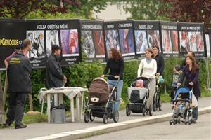 Kontroverzní výstava a petiční akce proti potratům se nesetkala s velkým zájmem. Petiční archy podepsalo asi šedesát kolemjdoucích.
FOTO: DAVID MACHÁČEK